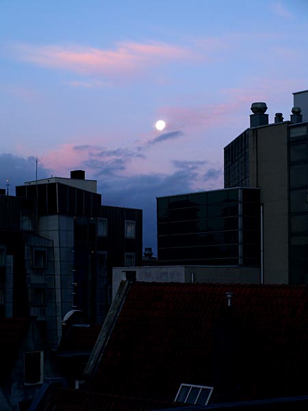 Глазами очевидцев: луна над спящим городом.  Амстердам