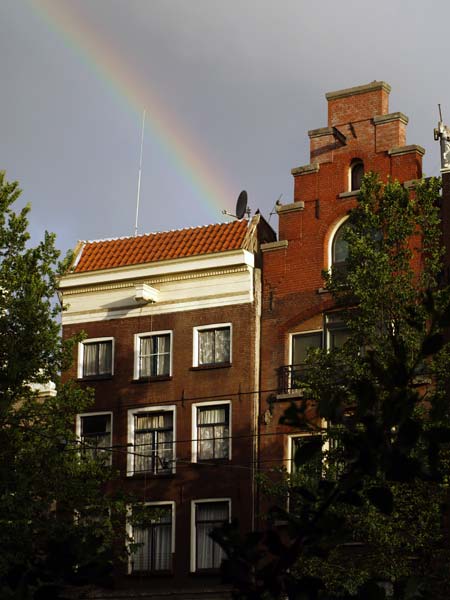 Глазами очевидцев: на небе радуга, хороший знак. Утро в Амстердаме