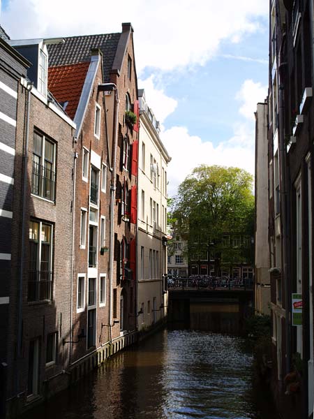 Глазами очевидцев: фундаменты домов в воде. Амстердам