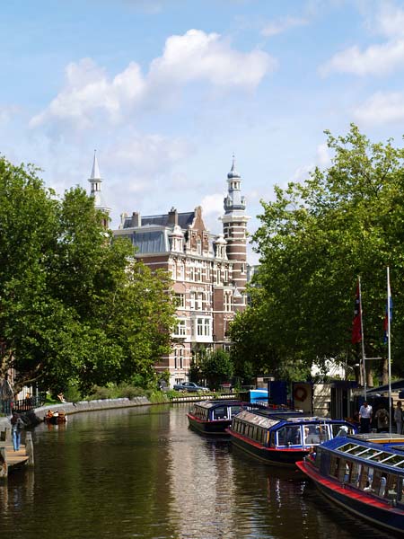 Глазами очевидцев: пристань с прогулочными корабликами. Амстердам
