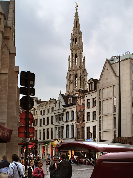 Глазами очевидцев: башня городской ратуши и архангел Михаил. Брюссель